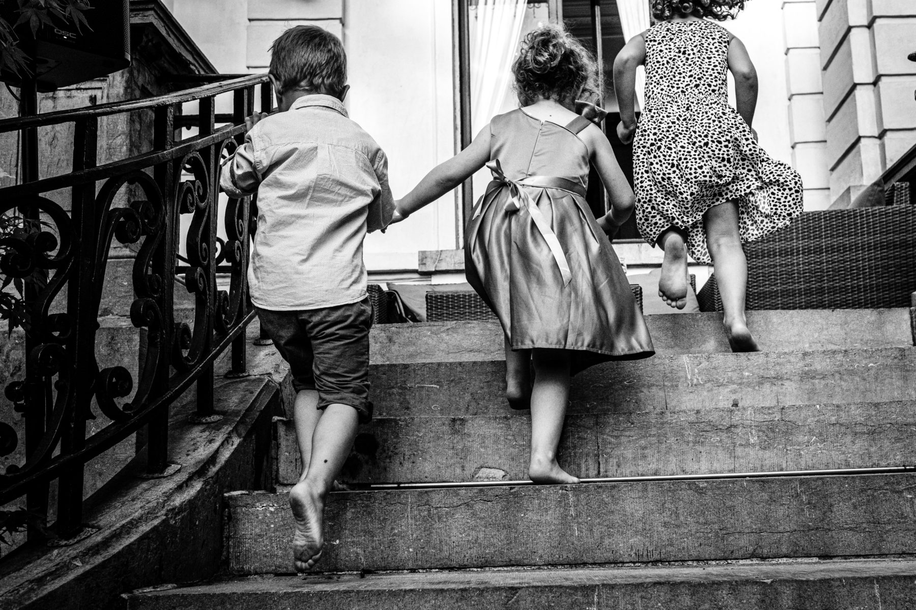 kinderen op blote voeten lopen op trap