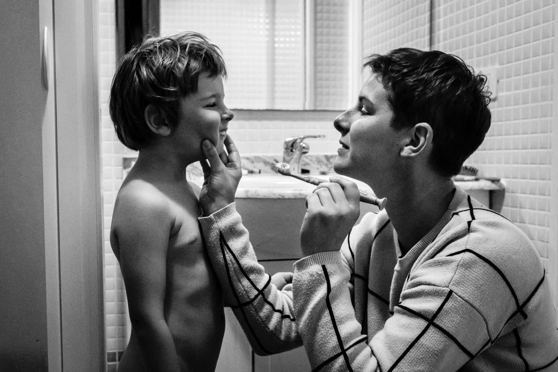 mama poetst tanden zoon