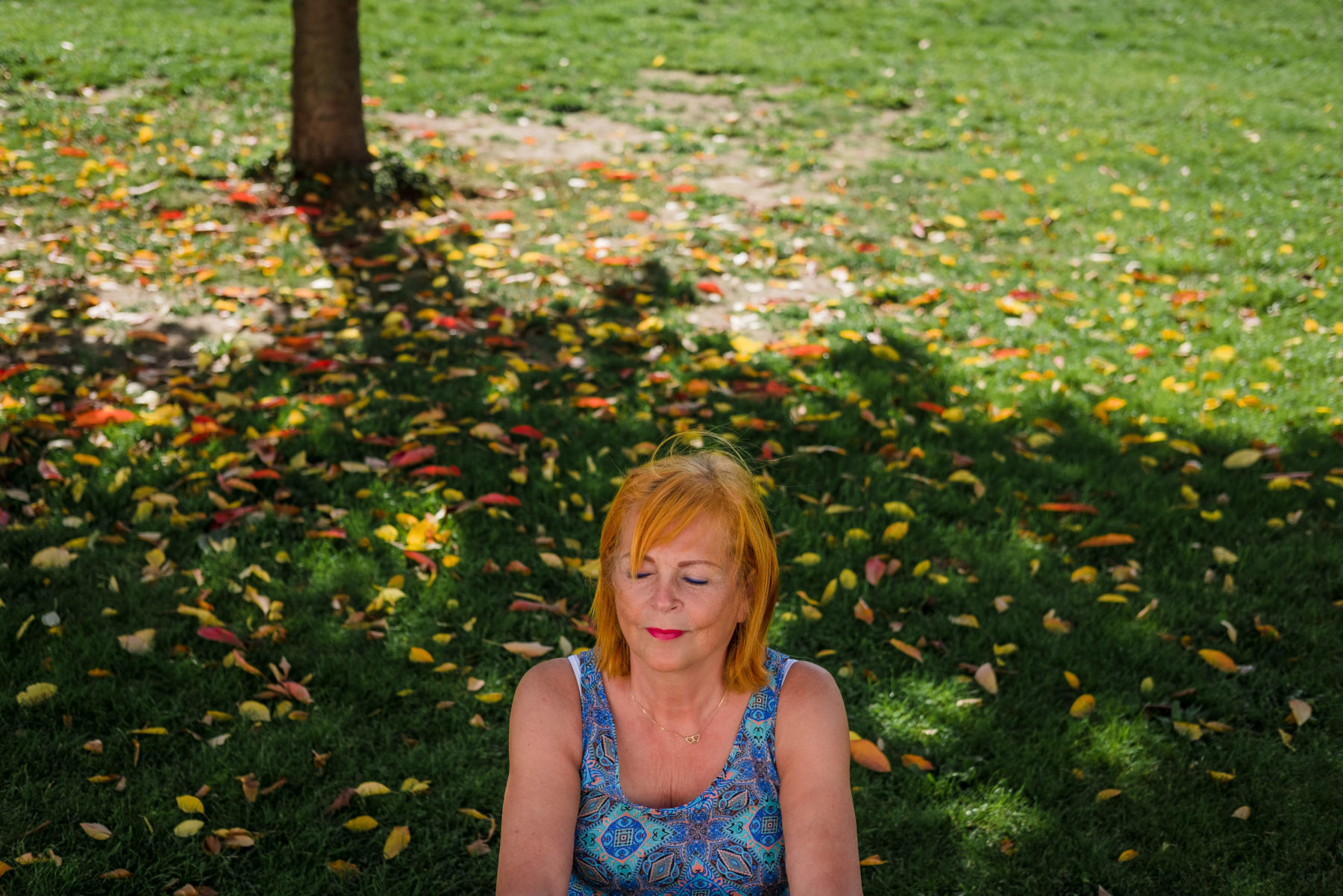 portret rosse vrouw in park