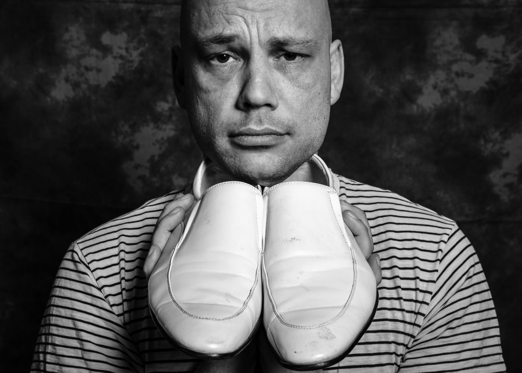 portret man zwart wit schoenen