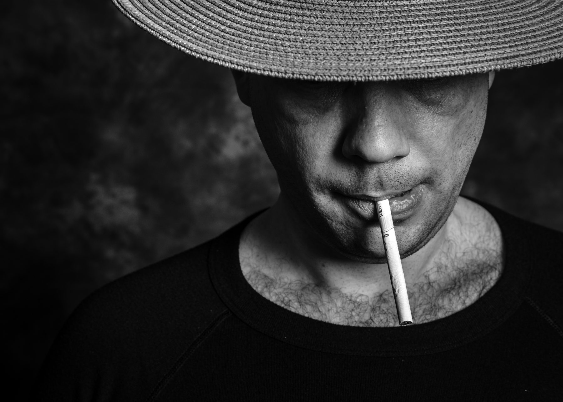 portret man zwart wit sigaret